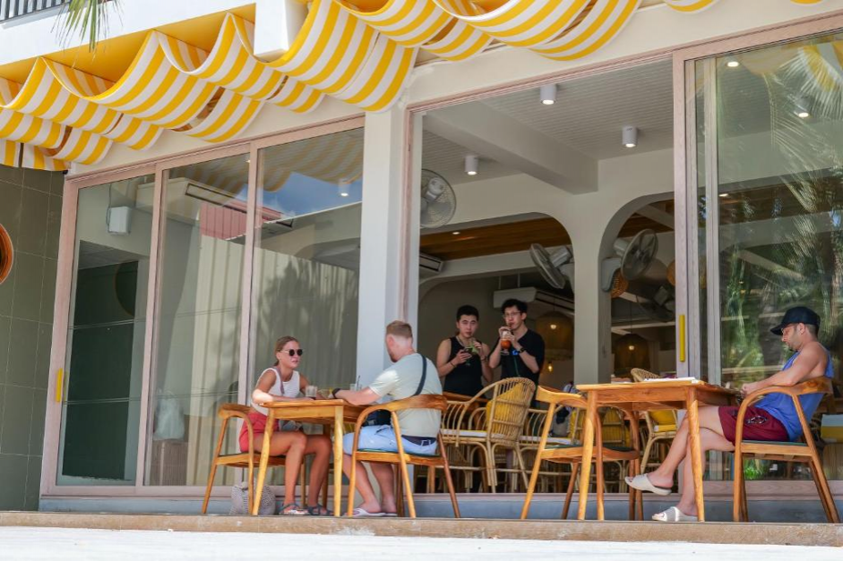 Phi Phi Cafe Hopping Guide: 5 Must-Visit Spots Near the Pier